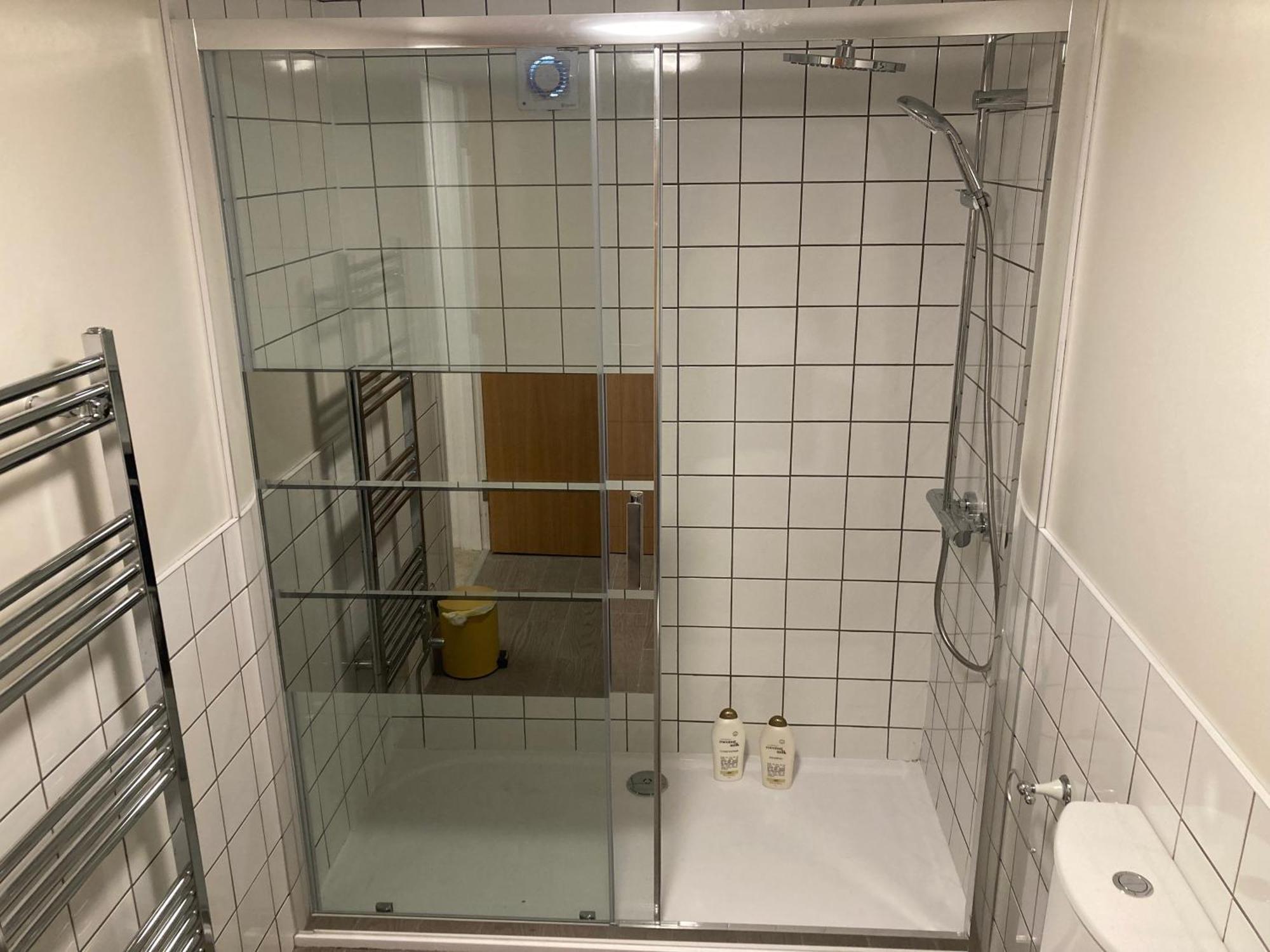 Smart 4K Tvs In All Bedrooms Double Vanity Sink بلفاست المظهر الخارجي الصورة